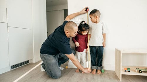 Familia midiendo altura